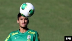 El jugador brasileño Neymar participa en entrenamiento hoy, lunes 17 de junio de 2013, en el Estadio Presidente Vargas en Fortaleza, Brasil.