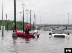 Guardia costera de Houston realiza labores de búsqueda y rescate de residentes de áreas inundadas tras el huracán Harvey en Houston.