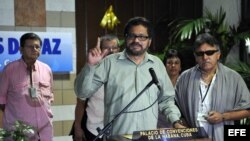 El segundo jefe de las FARC Luciano Marín (c), alias "Iván Márquez”, lee un comunicado junto a Seuxis Paucias (d), alias "Jesús Santrich", y Ricardo González, alías "Rodrigo Granda" el 11. Sep del 2013.