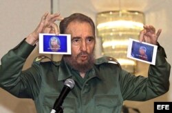 Fidel Castro muestra fotografías de Luis Posadas Carriles el 17 de noviembre de 2000 en una conferencia en la Ciudad de Panamá.