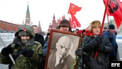 Celebración del 92 aniversario del fundador del Estado Soviético, Vladimir Ilich Ulianov, "Lenin", cerca de su mausoleo en la plaza Roja de Moscú (21 de enero, 2016).