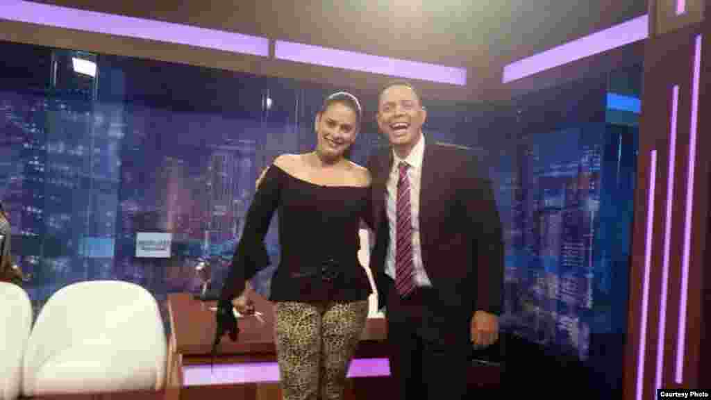 La actriz Jacqueline Arenal posa junto al humorista y presentador cubano Alexis Valdés.