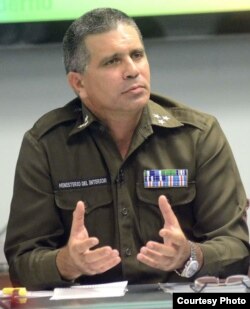 El coronel Méndez Mayedo, jefe de la Dirección de Identificación, Inmigración y Extranjería del MININT.