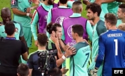 Cristiano (c-d) abraza a Gareth Bale (c-i) de Gales.