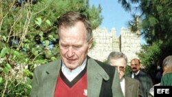 Foto de archivo: El expresidente de Estados Unidos George Bush, durante una visita a España
