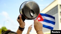 ARCHIVO Un cacerolazo en Miami en solidaridad con las manifestaciones en Cuba, en julio de 2021. REUTERS/Maria Alejandra Cardona