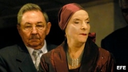 La fundadora y directora del Ballet Nacional de Cuba, Alicia Alonso, acompañada de Raúl Castro.