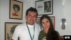 Fotografía de archivo. Dado Galvão junto a Yoani Sánchez, en La Habana, Cuba