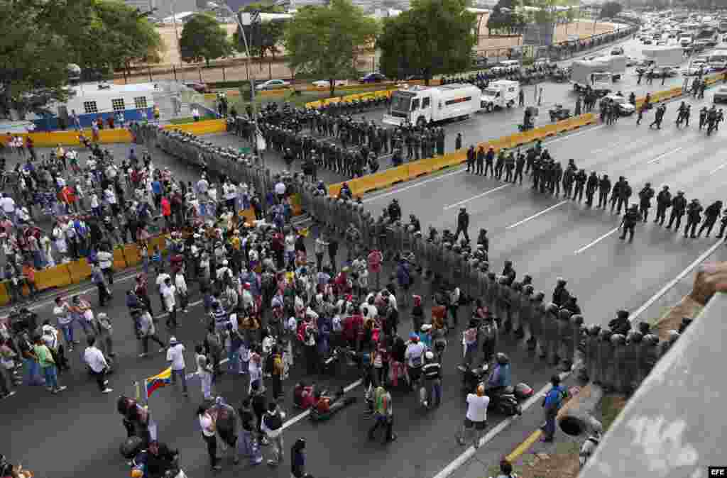 Thousands protest against the electoral fraud in Caracas, Venezuela, 15 April 2013. Protesters got to the highway where thwy were stopped by the police. Earlier, Capriles had told his supporters to hit saucepans in case elected president Nicolas Maduro wa
