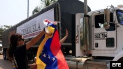 Dos camiones transportan papel periódico, que la Asociación Colombiana de Editores de Diarios y Medios Informativos (Andiarios) envía a los diarios venezolanos.