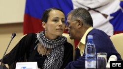 La guerrillera holandesa de las Fuerzas Armadas Revolucionarias de Colombia (FARC), Tanja Nijmeijer (i), alias "Eillen" o "Alexandra" conversa con el guerrillero Rodrigo Granda, alias "Ricardo Téllez".