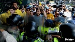 Miembros de la Policía Nacional Bolivariana impiden marcha opositora en Caracas.