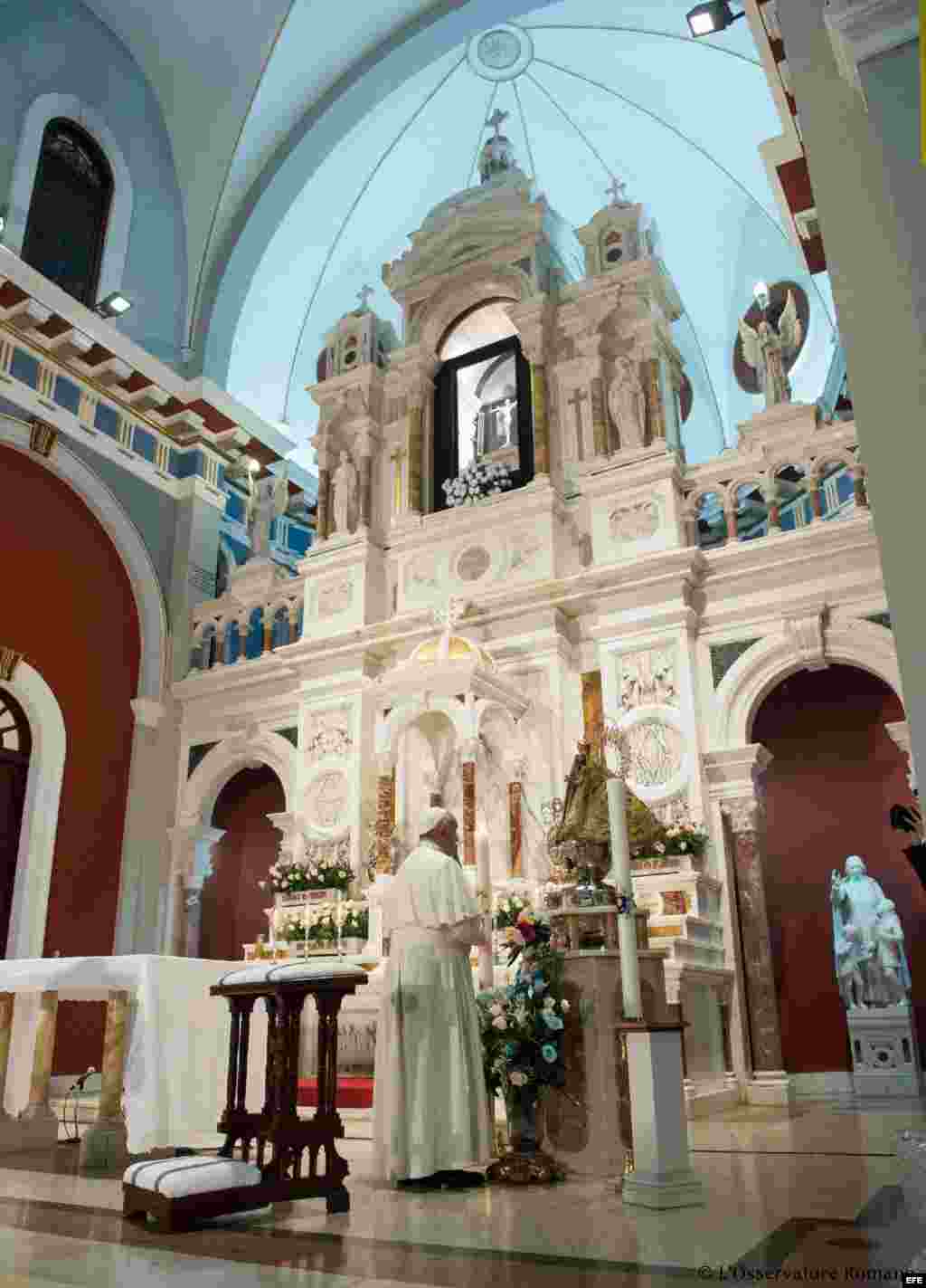 Fotografía facilitada por el Osservatore Romano hoy, 22 de septiembre, que muestra al papa Francisco en el Santuario de la Virgen de la Caridad en el Cobre, cerca de Santiago de Cuba ayer, 21 de septiembre de 2015.