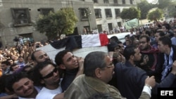  Varias personas cargan con el ataúd de Gaber Salah, uno de los dos jóvenes que perecieron durante los últimos choques en Egipto entre manifestantes y las fuerzas de seguridad durante su funeral en frente de la mezquita de Omar Makram, en El Cairo, Egipto