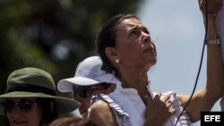 Antonieta Mendoza de López (c), madre del líder opositor venezolano Leopoldo López, y Lilian Tintori (d), esposa de este dirigente político, participa en una protesta contra el Gobierno de Nicolás Maduro martes 4 de marzo de 2014, en Caracas (Venezuela).
