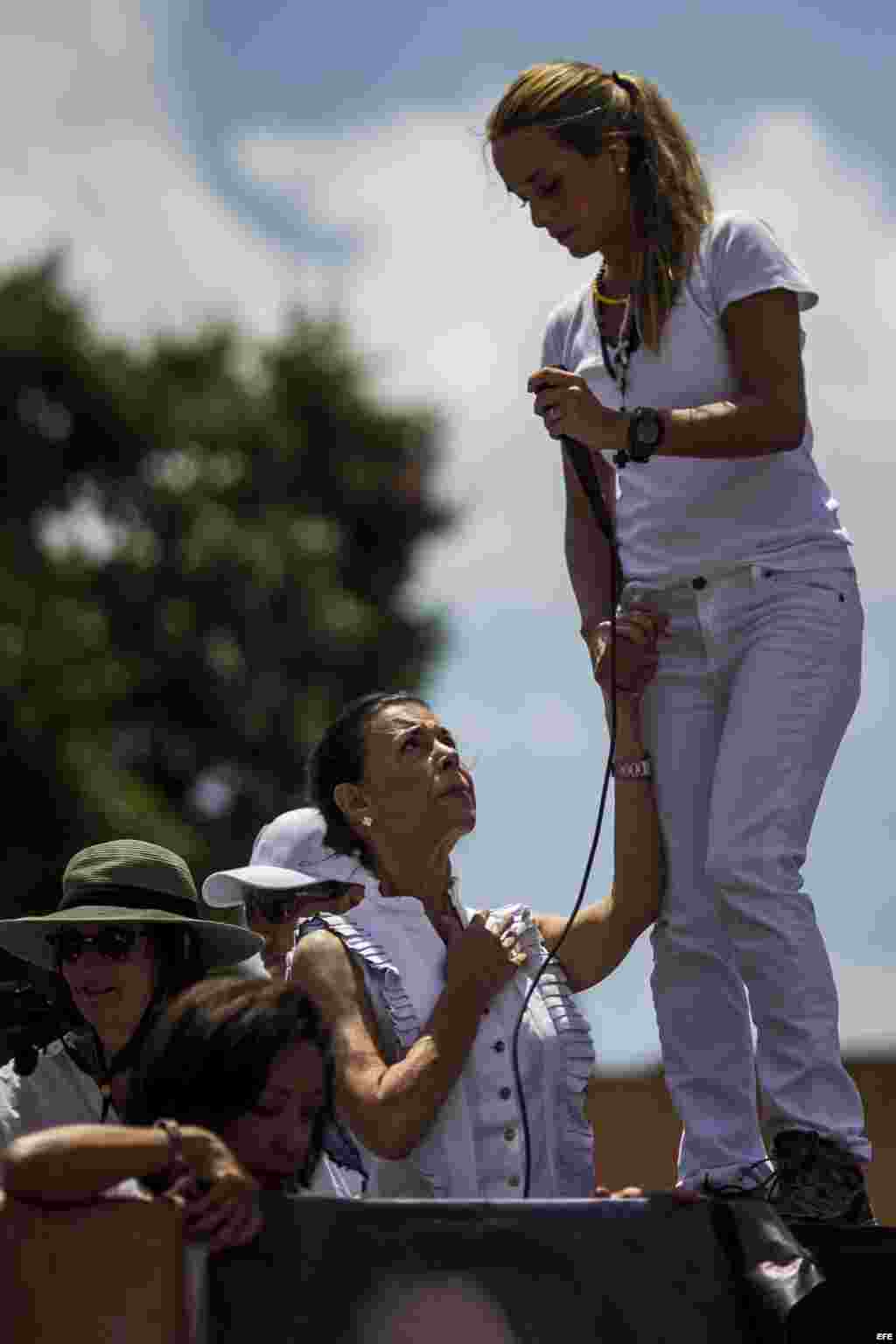 Antonieta Mendoza de López (c), madre del líder opositor venezolano Leopoldo López, y Lilian Tintori (d), esposa de este dirigente político, participan en una protesta contra el Gobierno de Nicolás Maduro hoy, martes 4 de marzo de 2014, en Caracas (Venezu