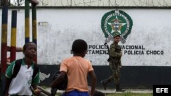 Niños colombianos frente a estación policial