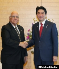El premier japonés Shinzo Abe recibió al vicepresidente cubano Ricardo Cabrisas Ruiz, en marzo de 2015.