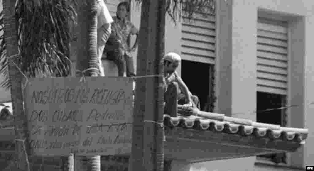 El 4 de abril de 1980, las autoridades cubanas retiran la protección a la embajada peruana. 