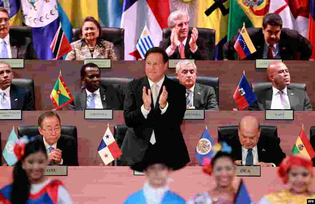 El presidente de Panamá, Juan Carlos Varela, es aplaudido por varios líderes americanos durante la inauguración de la VII Cumbre de Jefes de Estado y de Gobierno de las Américas.