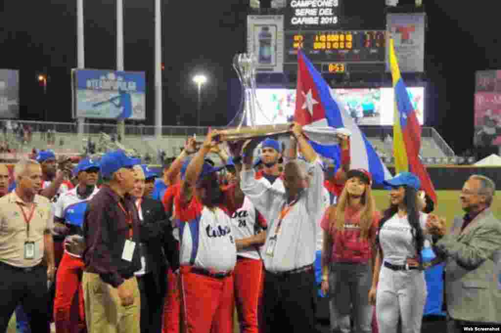El equipo Vegueros celebra tras conquistar la Serie del Caribe 2015, en San Juan, Puerto Rico.