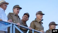 Raúl Castro, José Ramón Machado Ventura, Leopooldo Cintra Frias, Ramiro Valdéz y Guillermo García Frías.