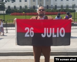 Kcho desplegó la bandera 26 de Julio ante la Casa Blanca.