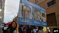 Familiares de dos periodistas ecuatorianos y su chofer secuestrados por un frente disidente de las FARC reclaman su liberación. 