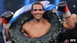 El boxeador cubano, Yoan Pablo Hernández, celebra su victoria sobre el estadounidense, Steve Cunningham.