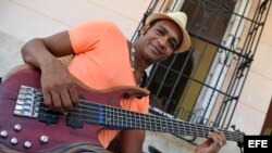 El cantautor cubano Descemer Bueno.