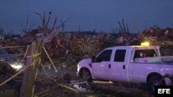 Fotografía facilitada por la Guardia Nacional de Oklahoma que muestra los trabajos de rescate tras el paso de un tornado que ha arrasado el barrio de Moore en Oklahoma (Estados Unidos). 