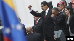 El ganador de las elecciones del pasado 14 de abril, Nicolás Maduro (i), saluda a seguidores junto al presidente de la Asamblea Nacional, Diosdado Cabello.