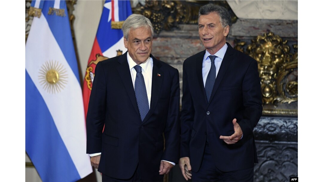 En esta foto de archivo, el presidente argentino Mauricio Macri (derecha) aparece junto a su homólogo de Chile, Sebastián Piñera.
