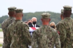 El presidente de EE. UU., Joe Biden, asiste al traslado de los restos de miembros de las fuerzas militares que murieron en un atentado suicida en Afganistán