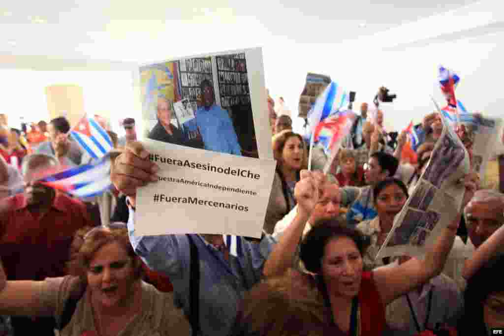 La delegación oficialista cubana protesta contra la presencia del exagente de la CIA Félix Rodríguez Mendigutía.