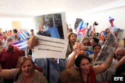 La delegación oficialista cubana protesta contra la presencia del exagente de la CIA Félix Rodríguez Mendigutía.