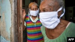 Ancianas cubanas protegidas con mascarillas