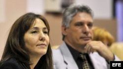 Mariela Castro Espín (i), hija del gobernante cubano Raúl Castro, junto a Miguel Diaz Canel (d), cuando éste ocupaba el cargo de ministro de Educación Superior