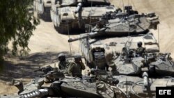 Soldados israelíes circulan en sus tanques por un campo al sur de Israel hacia la Franja de Gaza el 1 de agosto tras la ruptura de la tregua pactada.