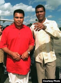 Muhammad Alí en La Habana con Teófilo Stevenson, el multicampeón cubano con el que nunca se enfrentó.