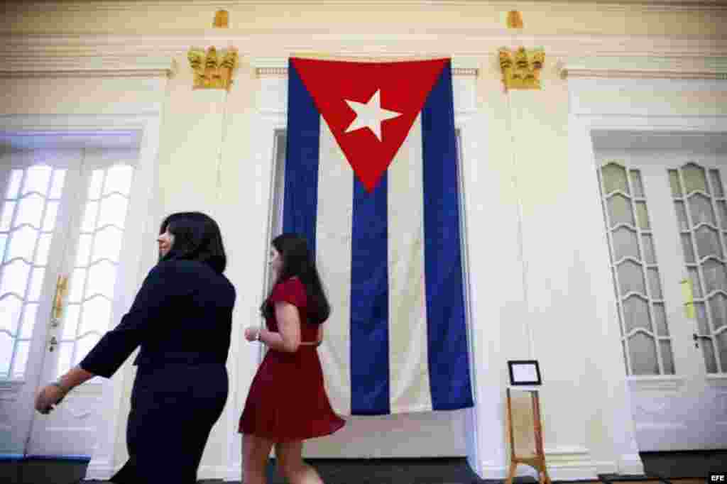 La última bandera que ondeó en la embajada cubana en Estados Unidos el 3 de enero de 1961 decora la nueva embajada de cubana de Washington.