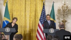 El presidente estadounidense, Barack Obama (d), ofrece una rueda de prensa con su homóloga brasileña, Dilma Roussef (i), en la Casa Blanca, Washington, Estados Unidos, hoy, martes 30 de junio de 2015.