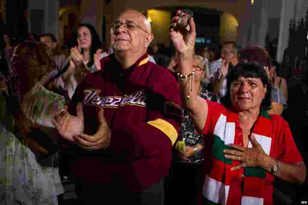 Varias personas asisten hoy, lunes 31 de diciembre de 2012, a una misa por la salud del presidente de Venezuela, Hugo Chávez, en Caracas (Venezuela). El fin de año en Venezuela estuvo marcado por la suspensión de las fiestas públicas para despedir el 2012