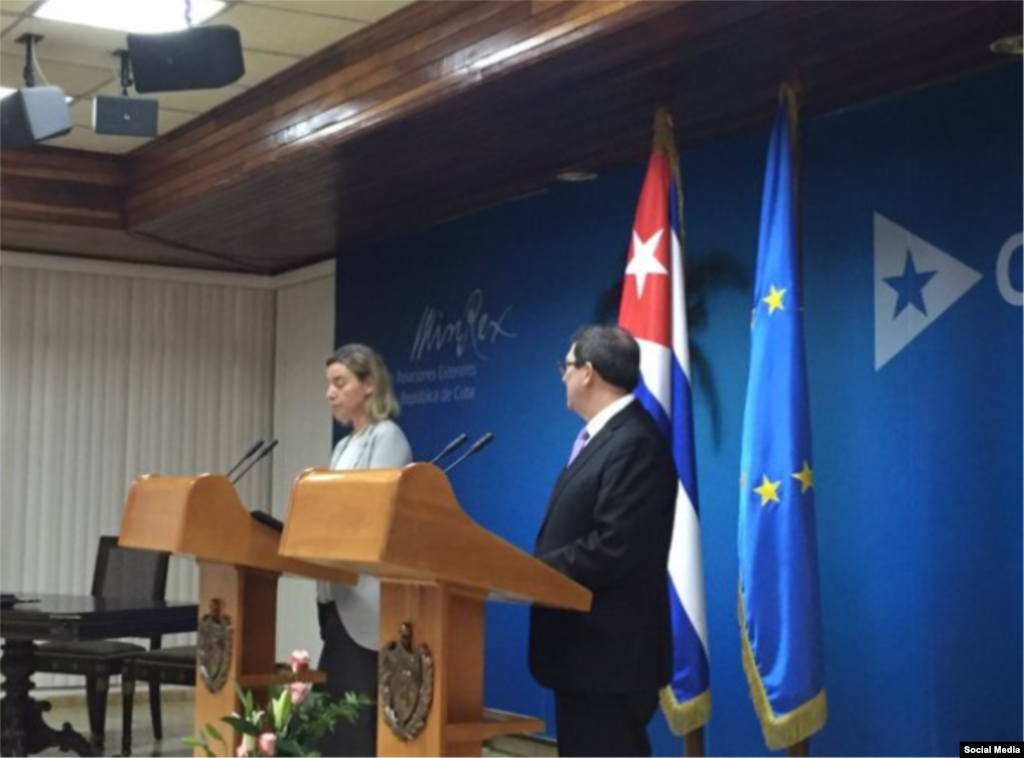 Federica Mogherini y Bruno Rodríguez presenciaron la firma del acuerdo.