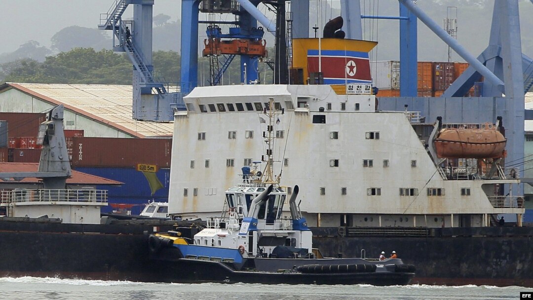 Vista del barco norcoreano Chong Chon Gang el 16 de julio de 2013, atracado en el muelle de Manzanillo de la caribeña ciudad de Colón (Panamá).