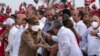 El general Raúl Castro saluda a gente durante las celebraciones por el 69 aniversario del asalto al cuartel Moncada. Imagen del 26 de julio de 2022. (AP Foto/Ramón Espinosa).