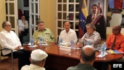 El embajador de Venezuela en Cuba, Alí Rodríguez Araque (c), lee un comunicado junto a los embajadores de Nicaragua en Cuba, Luis Cabrera González (i); de Bolivia en Cuba, Palmiro Soria (2i); de Ecuador en Cuba, Edgar Ponce (2d), y de Dominica, Charles John Corbette (d), durante una rueda de prensa en la Embajada de Venezuela (10 de marzo de 2015, La Habana).