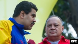 MAEl presidente venezolano, Nicolás Maduro (i), conversa con el presidente de la Asamblea Nacional, Diosdado Cabello (d).