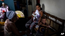 FOTO ARCHIVO. Una familia durante un apagón en La Habana. La crisis electroenergética de Cuba impacta la vida diaria de millones de cubanos.