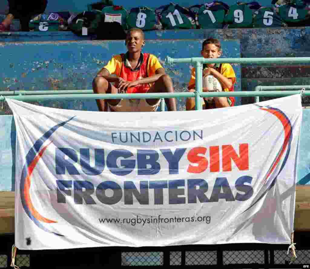 Dos niños observan a los equipos de Cuba y Estados Unidos durante un juego amistoso de rugby, el domingo, 15 de enero de 2017, en La Habana, Cuba, en el marco del proceso de normalización de relaciones que mantiene Washington con La Habana desde finales de 2014. &nbsp;